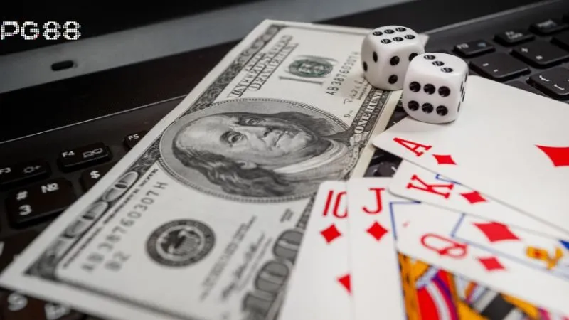 Hình ảnh Danh Gia Huong Dan Choi 3 trong bài viết Pg88 Có Uy Tín Không: Đánh Giá Về Độ Uy Tín, Chất Lượng. PG88 casino: lá bài tây, xúc xắc và tiền giấy trên bàn chơi.