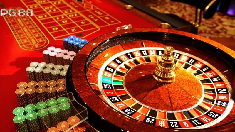 Hình ảnh Danh Gia Huong Dan Choi trong bài viết Pg88 Có Uy Tín Không: Đánh Giá Về Độ Uy Tín, Chất Lượng. PG88 roulette: bánh xe quay, bảng cược và chip trên bàn casino.