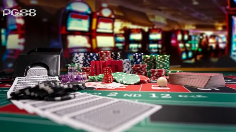 Bàn casino với chip, bộ bài và máy xèng trong bài Live Casino PG88